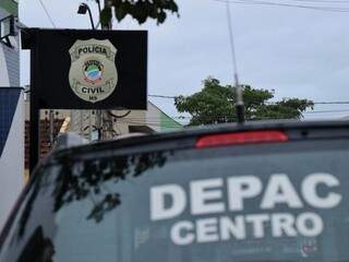 O motorista do Fiat Uno foi preso em flagrante e encaminhando até a Depac Centro (Foto: Henrique Kawaminami)