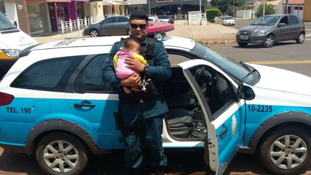 Policiais resgatam beb&ecirc; de 3 meses que chorava em casa enquanto m&atilde;e dormia