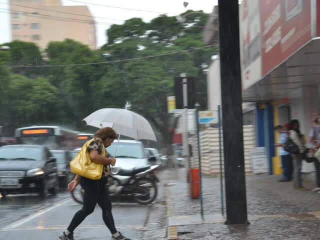 Chuva p&otilde;e fim a 19 dias de estiagem em Campo Grande