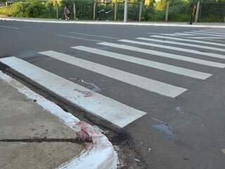 Vestígios de sangue ficaram no local do acidente. (Foto: Luciana Brazil)
