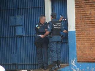 Policiais conversam no portão do Presídio Militar na Capital, para onde foram levados dois PMs presos quarta-feira (Foto: Arquivo)