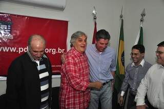 Delcídio abraçando Dagoberto ao chegar para reunião com o PDT (Foto: João Garrigó)