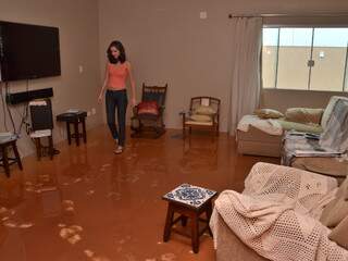 Sala da casa da família de Regina: piso desapareceu em meio à lama. (Fotos: Minamar Júnior)