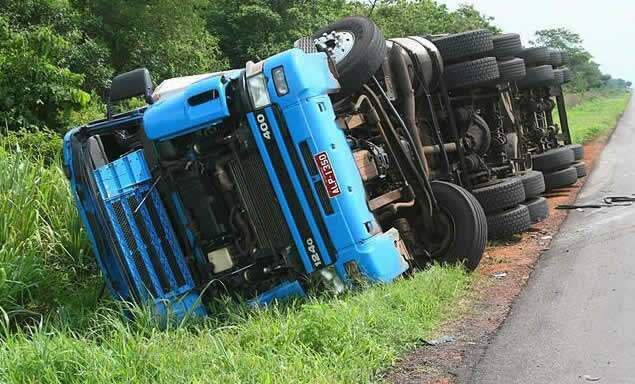  Motorista de &ocirc;nibus for&ccedil;a ultrapassagem e causa acidente em Coxim 