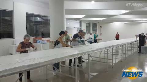 Bolo de Santo Ant&ocirc;nio &eacute; produzido por 45 volunt&aacute;rios e ter&aacute; mil alian&ccedil;as