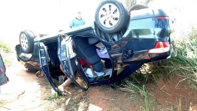 Carro com cinco pessoas capota ap&oacute;s motorista perder controle do ve&iacute;culo
