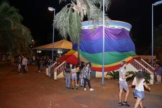 O coreto foi &quot;abraçado&quot; por uma bandeira colorida durante a 4ª Sarau do Orgulho LGBTTTQI (Foto: Kisie Ainoã)