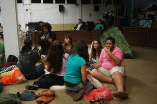 Manifestantes dormem no plenário da Câmara. (Foto: Dourados Agora)