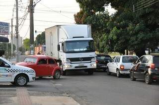 O grande fluxo de veículos transforma a via em um caos (Foto: Marcelo Calazans)