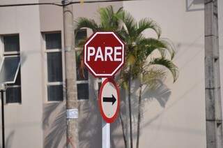 Apesar de reforço na sinalização, condutores não respeitam lei de trânsito. (Foto: Marcelo Calazans)