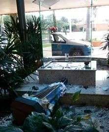 Mulher quebra vidro de par&oacute;quia e tenta destruir imagem de santa