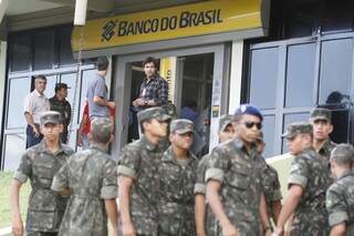 Militares reforçaram a segurança após o roubo ontem (Foto: Marcelo Victor/Arquivo)