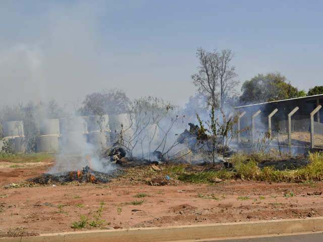  Inc&ecirc;ndio que come&ccedil;ou em terreno destr&oacute;i casa de madeira no Panorama