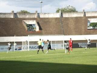 Jogadores do Operário vibram com gol da virada de Fernandinho (Foto: Paulo Francis)
