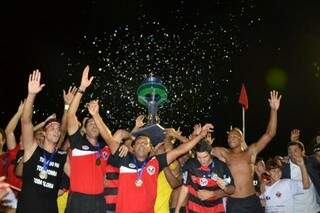 Águia Negra levantou o título de campeão Estadual deste ano, em Rio Brilhante (Foto: Arquivo/Minamar Júnior)
