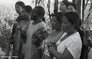 Mulheres indígenas vítimas de violência nos acampamentos.