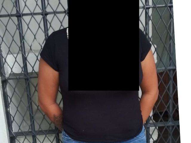 Mulher &eacute; presa ap&oacute;s arremessar filho contra parede e tentar esganar menina