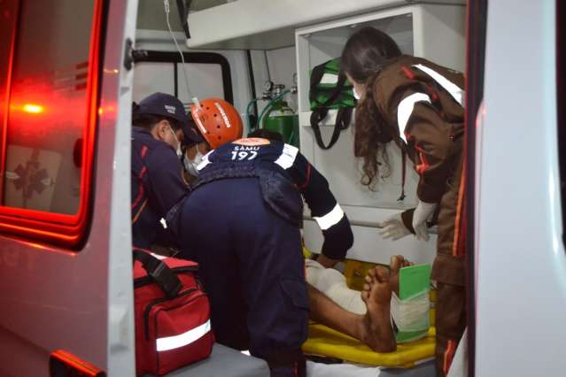Motociclista atropela pedestre e ambos ficam gravemente feridos