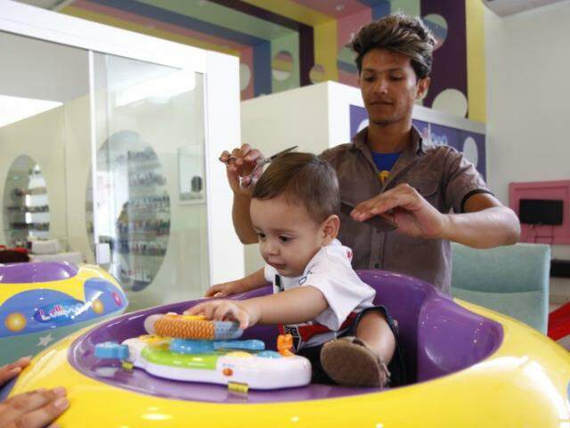 Cabelo infantil corte cadeira barbeiro cabeleireiro cabeleireiro