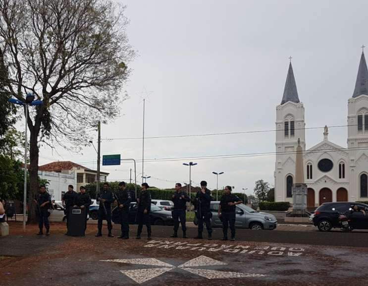 Policiais armados acompanhando ato contra Bolsonaro em Aquidauana (Foto: Direto das Ruas)