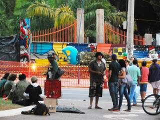 Grupo de hippies ontem à tarde no cruzamento da rua 14 de julho com a avenida Afonso Pena. (Foto: Rodrigo Pazinato)