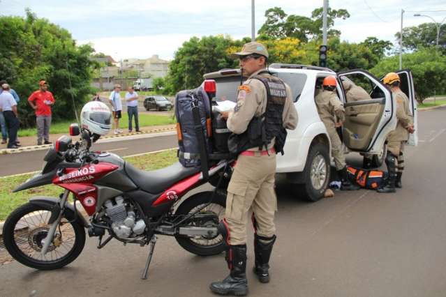 Advogado b&ecirc;bado para no sinal, &quot;apaga&quot; e nem bombeiro acorda