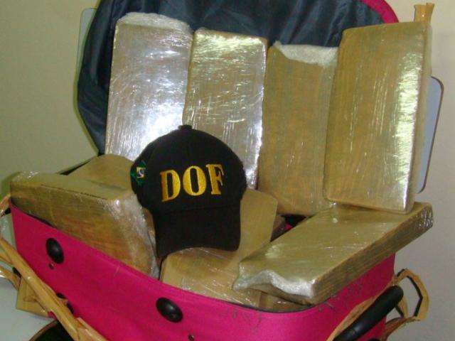 Jovem &eacute; presa pelo DOF com 19 kg de maconha em &ocirc;nibus na MS-156