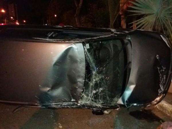 Carro bate em ca&ccedil;amba de entulhos e tomba na Ant&ocirc;nio Maria Coelho 
