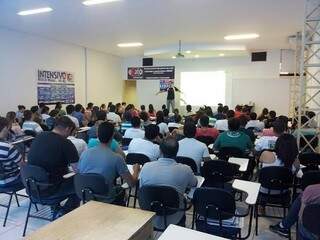 Alunos presenciais acompanham aulas na sede do Curso. (Foto:Divulgação)