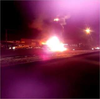 Após o acidente, a camionete pegou fogo. O subgrupamento do Quartel de Bombeiros Costa e Silva foi acionado e compareceu ao local, controlou as chamas do veículo e socorreu o carona da camionete (Foto: Direto das Ruas)