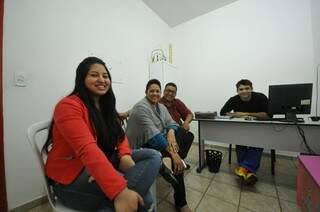 Kelly junto dos coordenadores do abrigo, Zuleica, Aluízio e Silvano. (Foto: Alcides Neto)