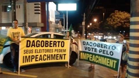 Em protesto, grupo pressiona deputado do PDT a votar pró-impeachment 