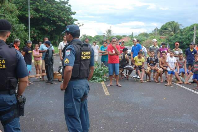  Moradores fecham Ernesto Geisel em protesto por inunda&ccedil;&otilde;es