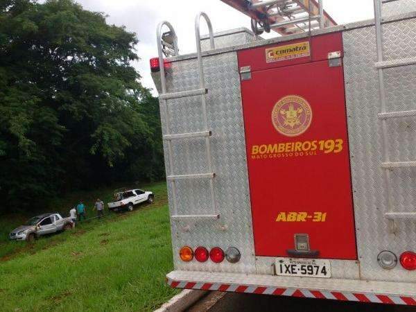 Motorista perde controle, capota carro na Via Parque e recusa socorro