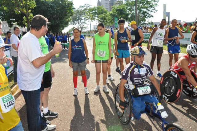  Tr&ecirc;s cadeirantes e quatro deficientes visuais percorrem os 21 km da Meia-Maratona Volta das Na&ccedil;&otilde;es