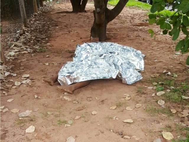 Homem &eacute; encontrado morto ao lado de campo de futebol com v&aacute;rias perfura&ccedil;&otilde;es