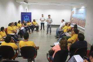 Prefeito Paulo Duarte conversou com os servidores sobre o reajuste. (Foto: Clóvis Neto/Prefeitura)