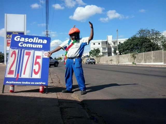 Posto de combust&iacute;vel &quot;radicaliza&quot; e pre&ccedil;o da gasolina cai a R$ 2,75