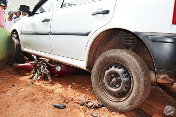 Sem freios, carro colide em motociclista e s&oacute; para ao bater em muro