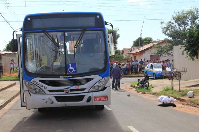 Motociclista &eacute; arremessado por 18 metros e morre ap&oacute;s bater em &ocirc;nibus