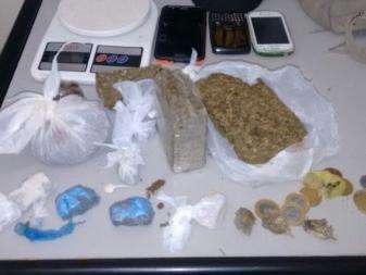 Traficantes s&atilde;o presos ap&oacute;s serem flagrados com maconha e coca&iacute;na