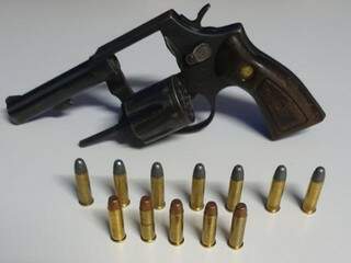 Arma e munições encontradas no guarda-roupas da casa do suspeito. (Foto: Jornal da Nova) 