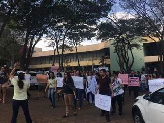 Alunos da Faculdade de Medicina da UFMS protestaram com cartazes na tarde desta quarta-feira (Direto das Ruas)