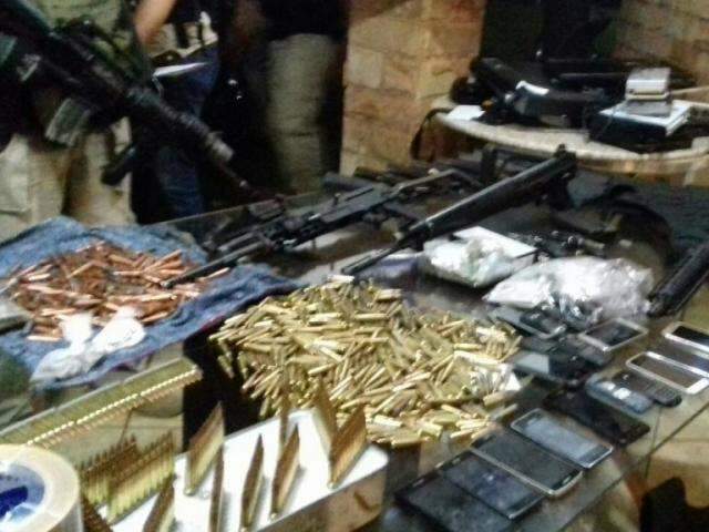 Grupo suspeito de integrar o PCC &eacute; preso com armamento de guerra