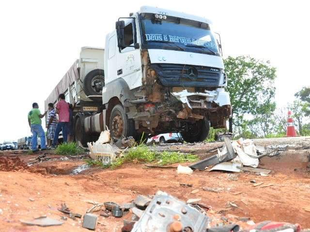 Carreta arrasta carro por 120 m em acidente com uma morte