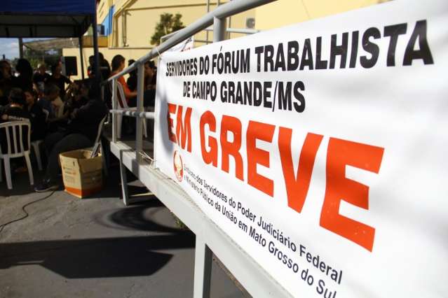 Servidores do Judici&aacute;rio fazem &quot;buzina&ccedil;o&quot; cobrando reposi&ccedil;&atilde;o da infla&ccedil;&atilde;o