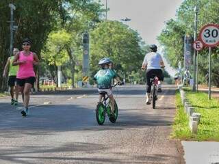 Criança aproveita a pista para gastar energia na bicicleta. Outro trecho da Avenida Afonso Pena será interditado para prática de atividades físicas. (Foto: Fernando Antunes)