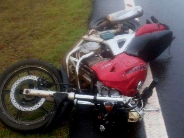 Motociclista morre ao tentar ultrapassar caminh&atilde;o e ser atropelado 