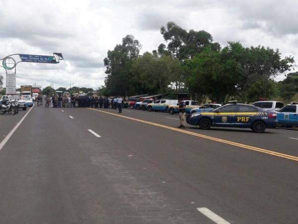 Opera&ccedil;&atilde;o re&uacute;ne 67 policiais que realizam barreiras em ruas e estradas