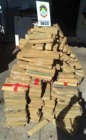  Empres&aacute;rio &eacute; preso com meia tonelada de droga escondida em tambores